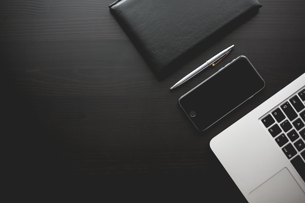 Office, desk, smartphone — Maximizing the Advantages: How DigiMarCon North Asia's Venue Enhances Your Conference Experience